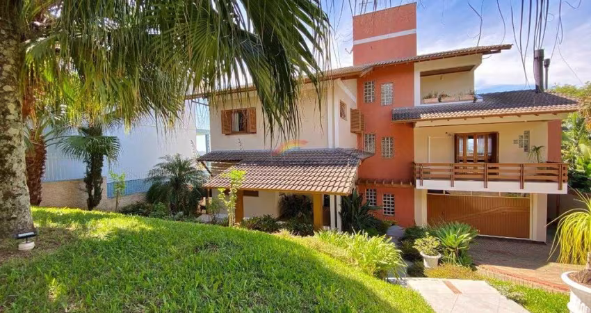 Casa em Terreno de 633m² (sendo 19m de frente), e 303m² de área construída distribuída em 03 níveis. Novo Hamburgo-RS