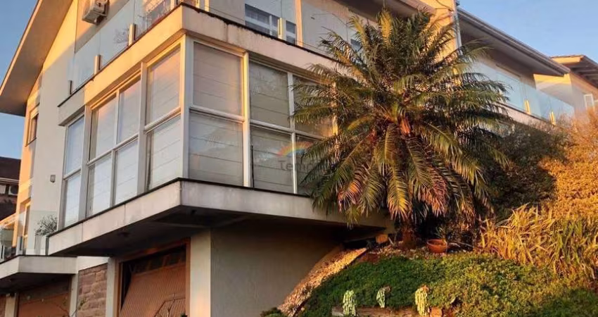 casa em condomínio, com 3 dormitórios sendo uma suíte, perto do Colégio Sinodal