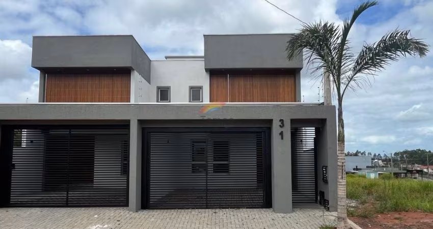 Sobrado novo com 194m² construídos, possui 3 dormitórios, sendo 1 suíte master, pátio e 2 vagas cobertas.