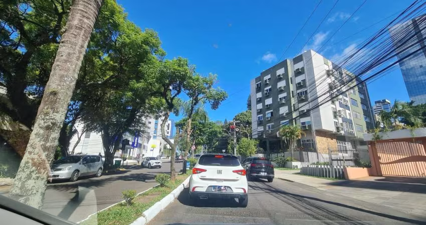 Muito Bem Localizado, Amplo apartamento 3 dormitórios(1 suíte), semimobiliado, 1 vaga de garagem