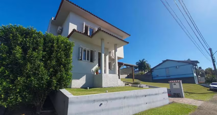Apresentamos uma casa em condomínio localizada no primavera.