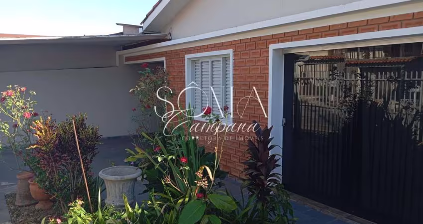 Casa à venda em Valinhos com edícula, quintal e ótima localização