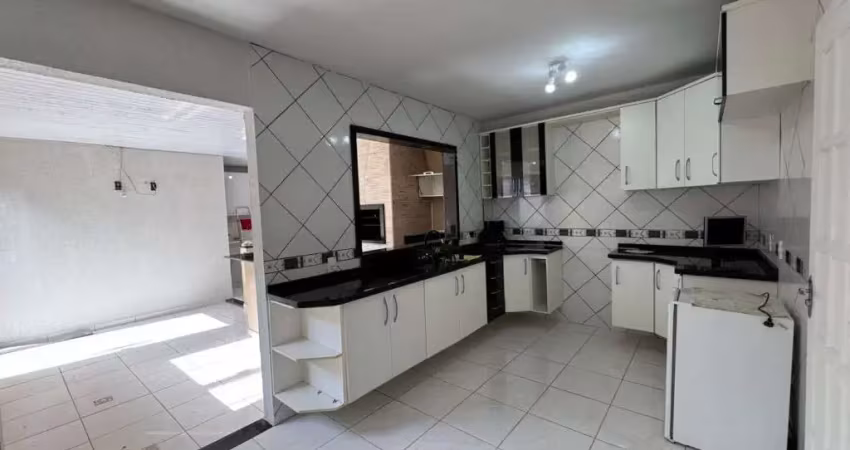 Residência térrea com terreno e edícula com churrasqueira nos fundos!!!