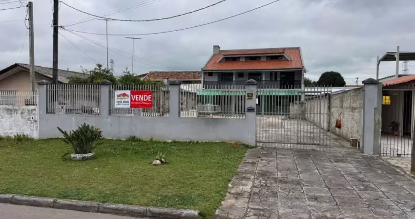 Maravilhoso triplex com três suítes e amplo terreno na frente!!!
