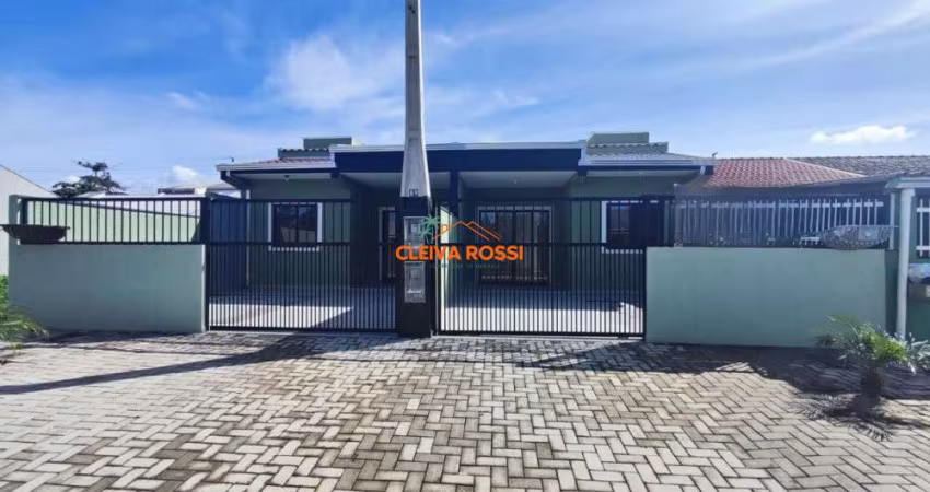 Casa à Venda com 03 Dormitórios e Amplo Quintal PR