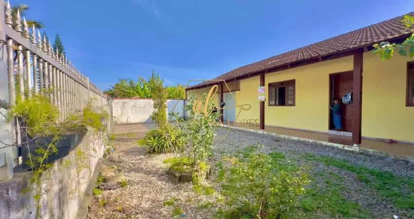 Casa em penha, rua asfaltada, 1100 metros até a praia do quilombo