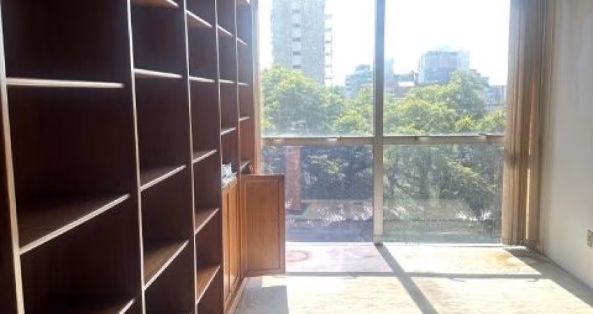 sala de frente com duas garagens