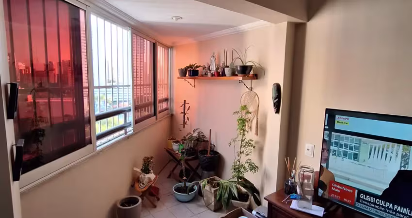 Apartamento com 3 quartos, sendo 1 suíte, ampla sala com varanda