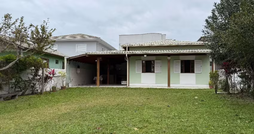 Casa de praia com 2 dormitórios e quintal amplo na praia da pinheira – palhoça/sc