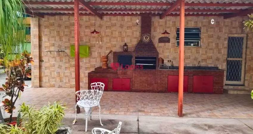 Casa com 812m2 de terreno e 448m2 construido por r$ 800.000,00 o imovel possui 4 casas: