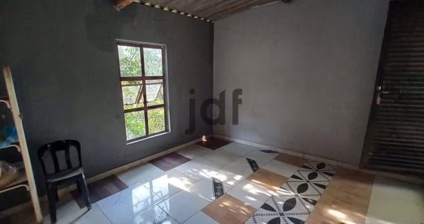 Chácara pequena com casa sem acabamento