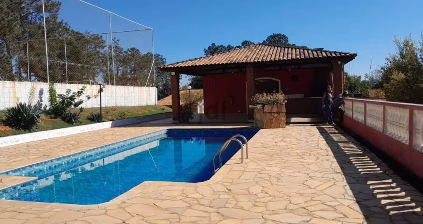 Chácara com 8.000 m2 de terreno praticamente plano