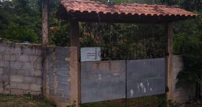 Chácara de 3000m2, Casa com 2 dorm, piscina inacabada, pomar, água nos fundo do terreno. Loteamento fechado, Moreiras Mairinque. Ideal para Investidores