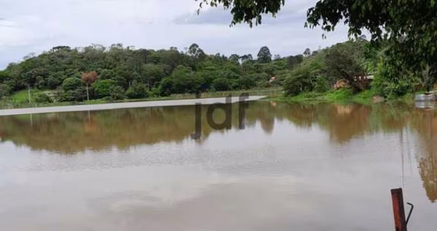 Chácara com lago nos fundos