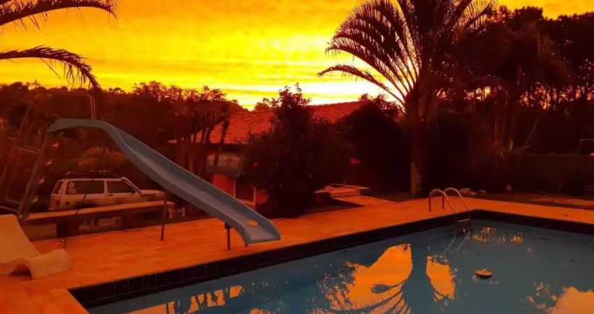 Chácara residencial porta do sol com 04 dormitórios sendo 02 suítes  sala para 03 ambientes ( estar / jantar/ tv com lareira ), piscina. aceita permuta em sorocaba
