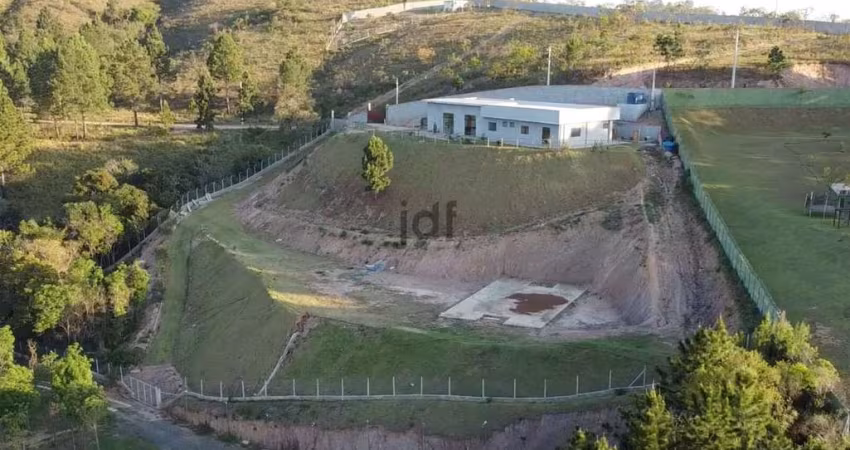 Chácara com 6.400 m2 , casa nova com 236 m2 de área construída com projeto moderno, uma vista fantástica para o verde!ro
