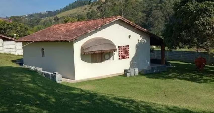 Chácara em Mairinque com espaço amplo de 1900m² e casa aconchegante de 100m²!