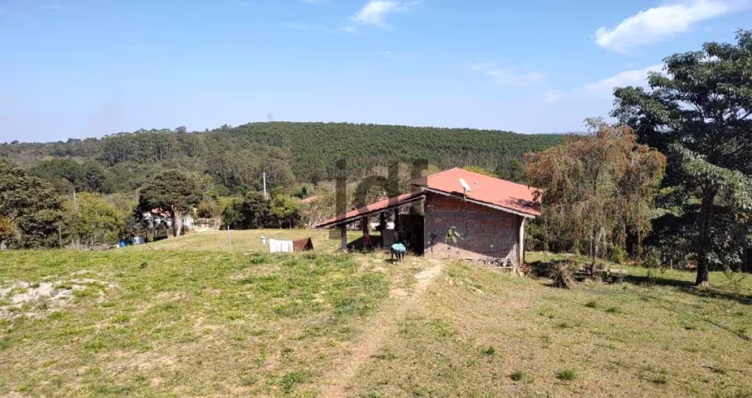 Chácara com pequena edicula e maravilhoso terreno de 5.535,30 m2, bairro Sebandilha, Mairinque - SP