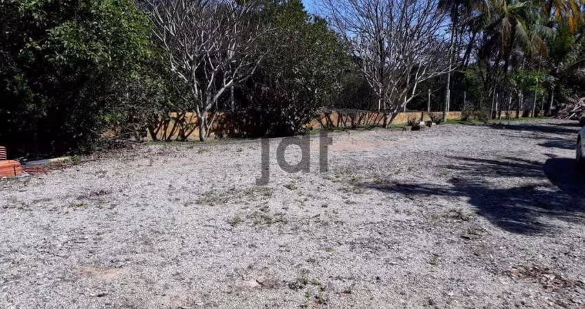 Terreno no Residencial Porta do Sol , com algumas benfeitorias e espaço pronto para construir com ótima topografia.