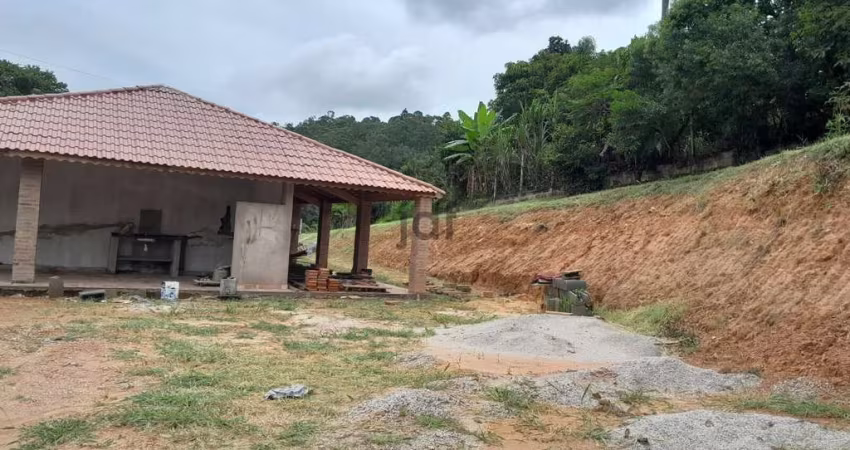 Chácara com 4 dormitórios (sendo 2 suites)
