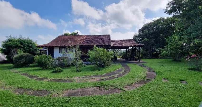 Chácara com 6.470 m2 de terreno plano.