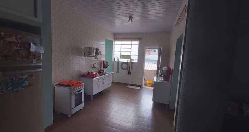 Casa Padrão Ótima Residência em Mairinque, com localização privilegiada no Centro, Área construída 141,81 mais 42,50 de garagem  3 quartos, 1 suíte, 2 banheiros,  Quintal 4 carros, sendo 2 cobertas: