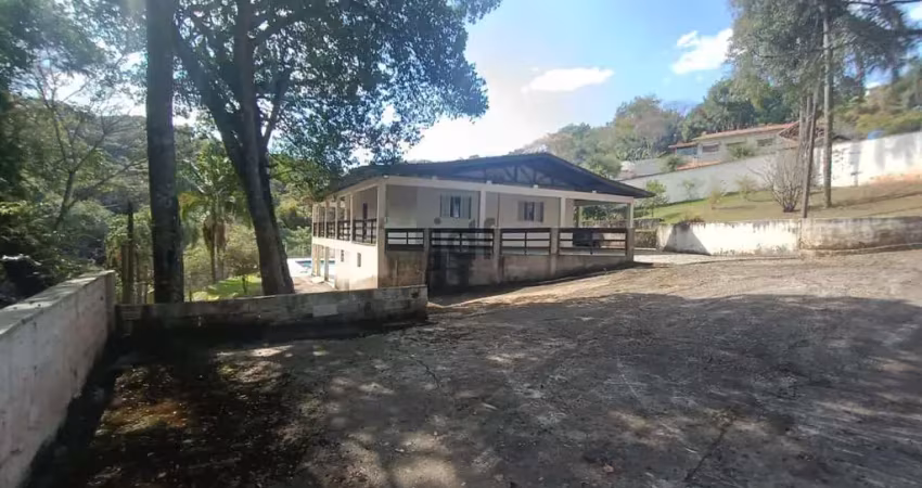 Chácara com lago, 4000 m2 de terreno.