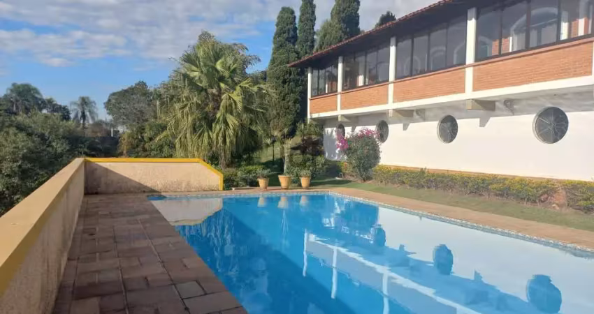 Chácara com estilo colonial com 5775 m2 de terreno em condominio