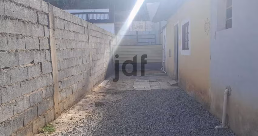 Casa Padrão na beira da pista