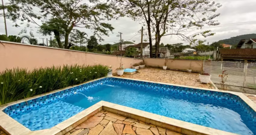 Casa com 5 quartos à venda na Rua Benedita Cruz de Moura, 110, Jardim Terralão, Caraguatatuba