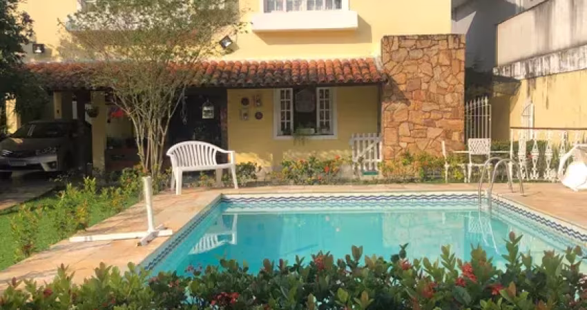 Excelente casa duplex-04 Qtos-Bos que dos Esquilos