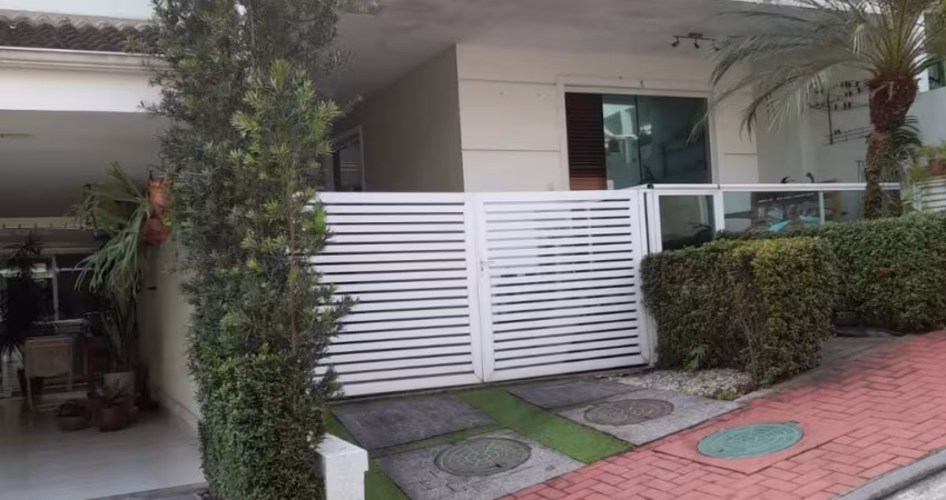 Casa condominio fechado-03 Suites-Freguesia