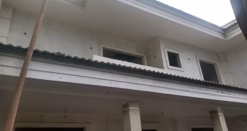 Casa duplex em condominio-03 suites-obra não finalizada