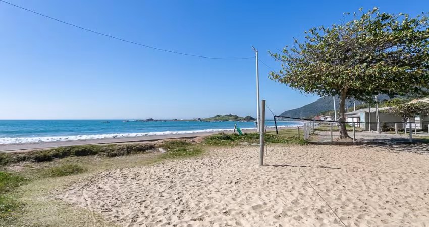 Alugo anual lindo Studio em frente a praia da Armação