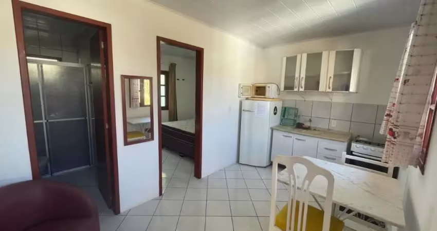 Lindo apartamento de 1 dormitório, mobiliado com garagem 1 quadra da praia