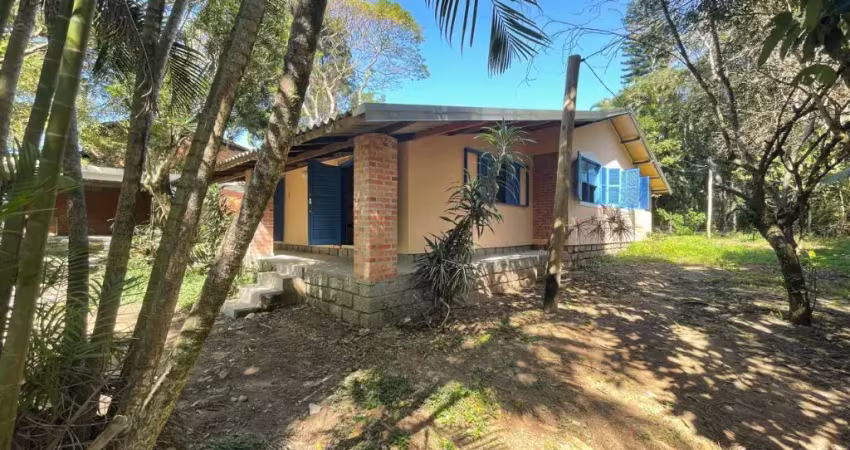 Residência com 3 dormitórios ( sendo 2 suítes ) em local tranquilo e arborizado