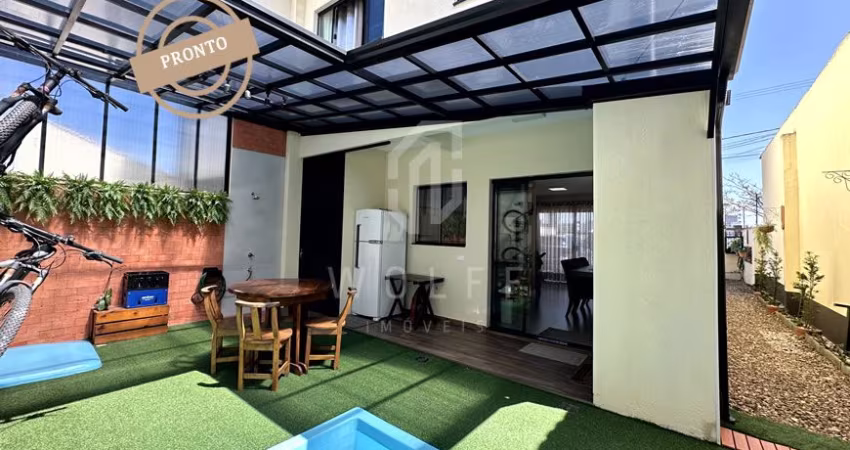 Sobrado com Piscina e Espaço Aconchegante de Fundos, 130 m², Itacolomi - Balneário Piçarras - SC