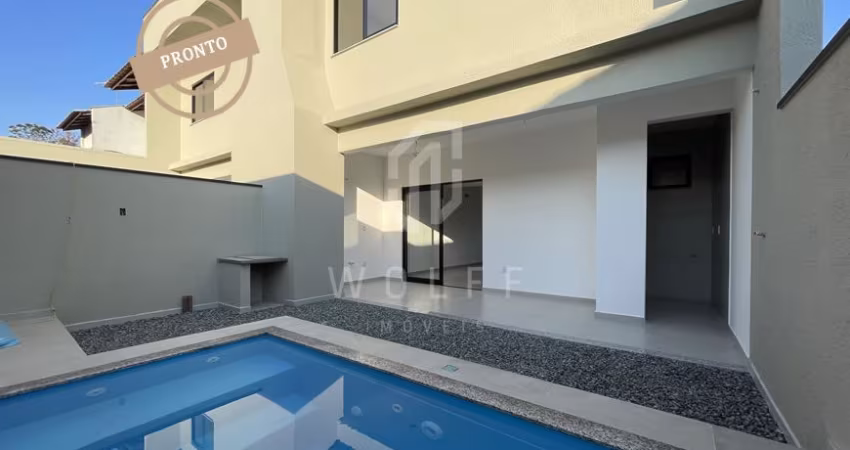 Sobrado com Piscina, 3 dormitórios, 108 m², no bairro Itacolomi - Balneário Piçarras - SC