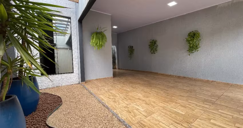 Casa 2 quartos, energia solar e ampla área externa à venda no jardim flamboyant