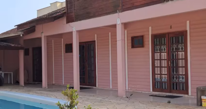 Ótima casa mais 03 quitinetes de 01 dorm a 350 metros do mar