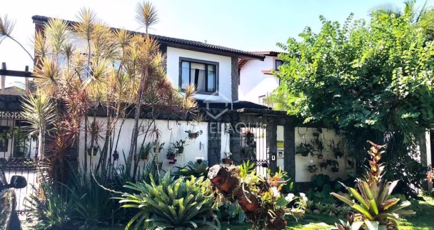 Casa centro de terreno no Rio Mar