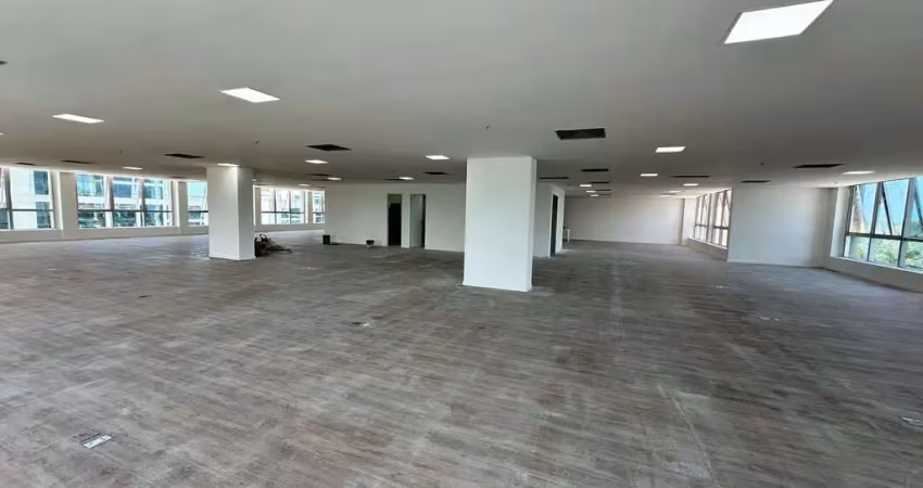 Espaço corporativo de 568,67 m² com 12 vagas para locação, possui banheiro masculino e feminino, área para copa/cozinha .