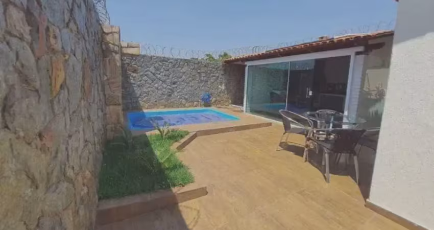 LINDA CASA COM PISCINA NA CIDADE NOVA