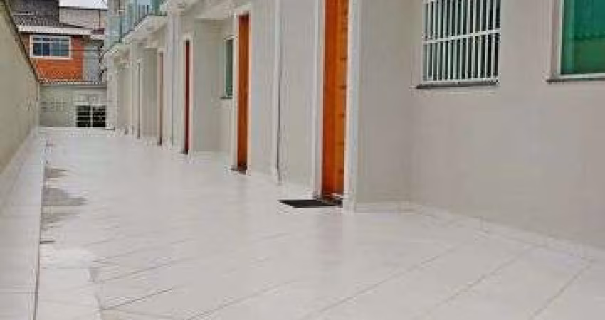 Casa estilo sobrado em condomínio fechado novo de 9 casas com garagem subterrâne