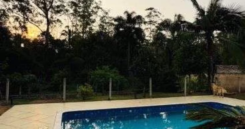 Encante-se com esta magnífica casa térrea no exclusivo condomínio Fazenda da Ilha