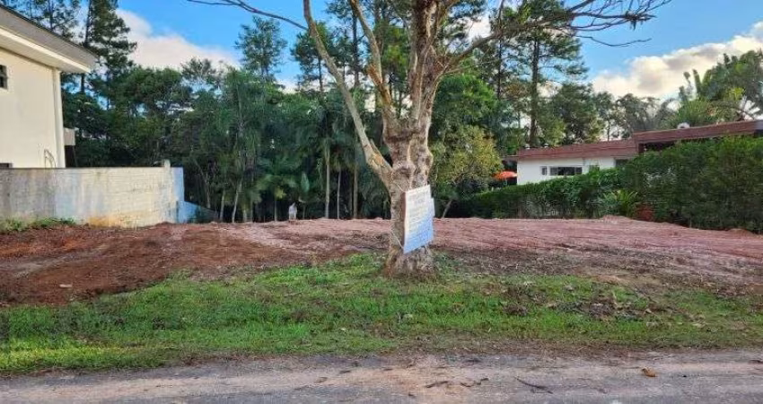 TERRENO NO CONDOMINIO FAZENDA DA ILHA COM PROJETO APROVADO.