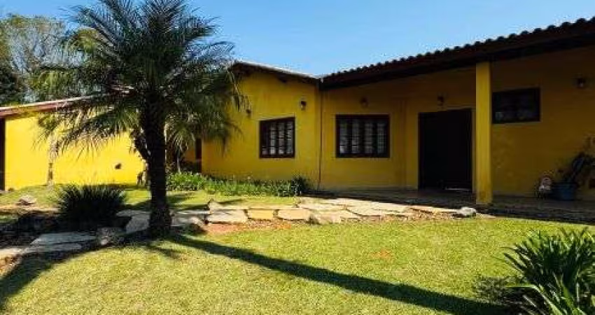 Apresento uma magnífica residência situada no exclusivo Condomínio Fazenda da Ilha- Embu Guaçu-SP