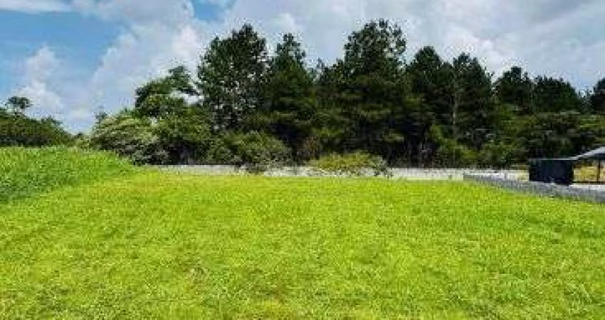 TERRENO PLANO COM UMA LOCALIZAÇÃO EXTRAORDINÁRIA DENTRO DO CONDOMÍNIO.
