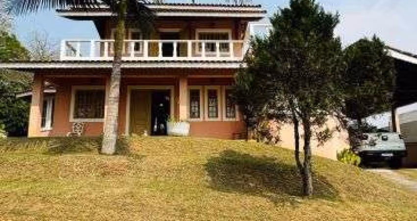 Apresentamos uma casa espetacular no prestigiado condomínio Fazenda da Ilha