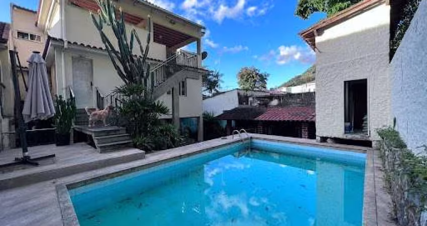 Casa com 07 Quartos à Venda em São Francisco Niterói/RJ